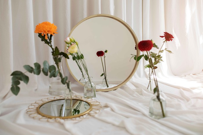 Standing mirror ini menjadi ajang bagi para tamu, keluarga, atau bahkan mempelai untuk mengabadikan momen. Kamu bisa menjual atau menyewakan standing mirror yang sudah dihias dengan cantik.