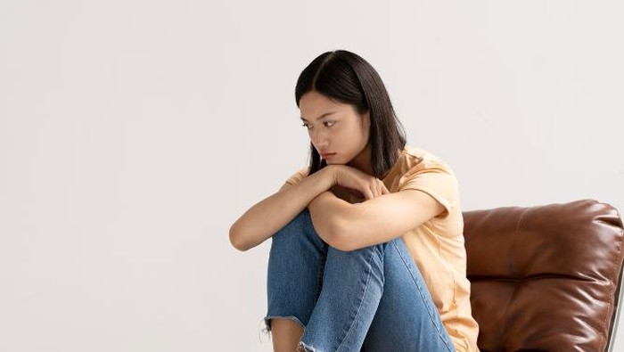 5 Sikap Orang yang Diam-diam Merasa Kesepian Namun Pandai Menutupinya