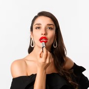 4 Warna Lipstik Merah yang Cocok untuk Semua Undertone, Wajah Auto Segar!