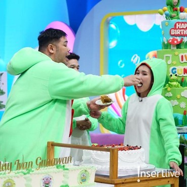 Kasih Kue Pertama ke Ayu Ting Ting, 7 Potret Ivan Gunawan Rayakan Ultah Bersama Host Brownis