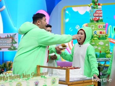 Kasih Kue Pertama ke Ayu Ting Ting, 7 Potret Ivan Gunawan Rayakan Ultah Bersama Host Brownis