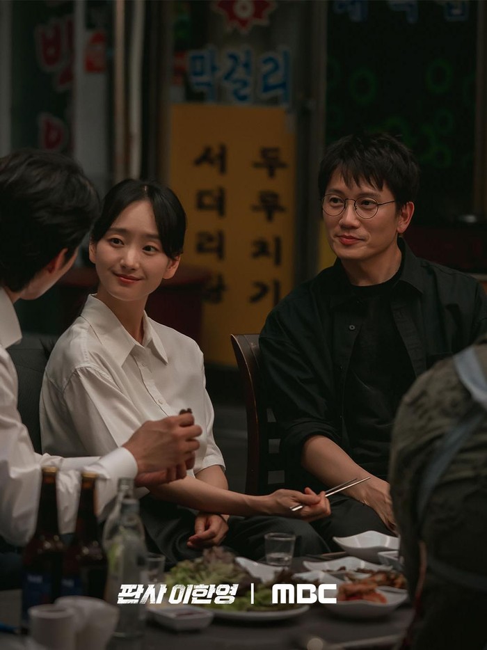 The Judge Returns ini menampilkan lebih dari sekadar pencarian keadilan dan ruang sidang biasa, dengan fokus pada penebusan dan usaha para karakter untuk berubah yang memicu ketegangan.