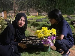 Karina Ranau Sahur di Makam Epy Kusnandar, Bagaimana Hukumnya dalam Islam?