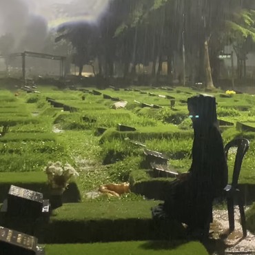 7 Momen Karina Ranau Lepas Rindu di Makam Epy Kusnandar, Menangis di Bawah Hujan