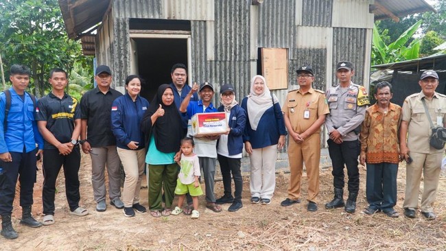 Kementrans salurkan 1.700 paket sembako untuk warga transmigran di Barelang, Bantuan ini wujud kepedulian pemerintah terhadap kesejahteraan mereka.