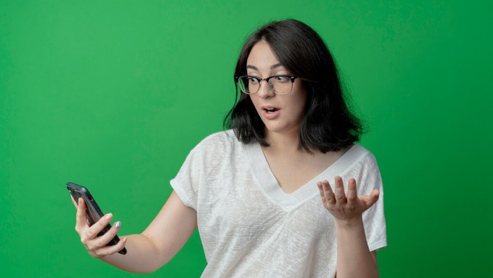 kepribadian orang yang jarang upload foto sendiri di media sosial. mereka punya batasan dan disipilin diri yang kuat/Foto: freepik.com/stockking