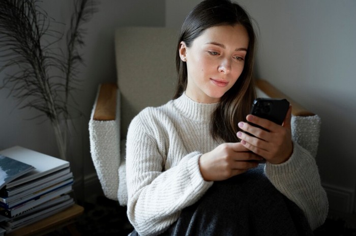 Kepribadian orang yang jarang upload foto sendiri di media sosial. Mereka punya kematangan emosional/Foto: freepik.com/freepik