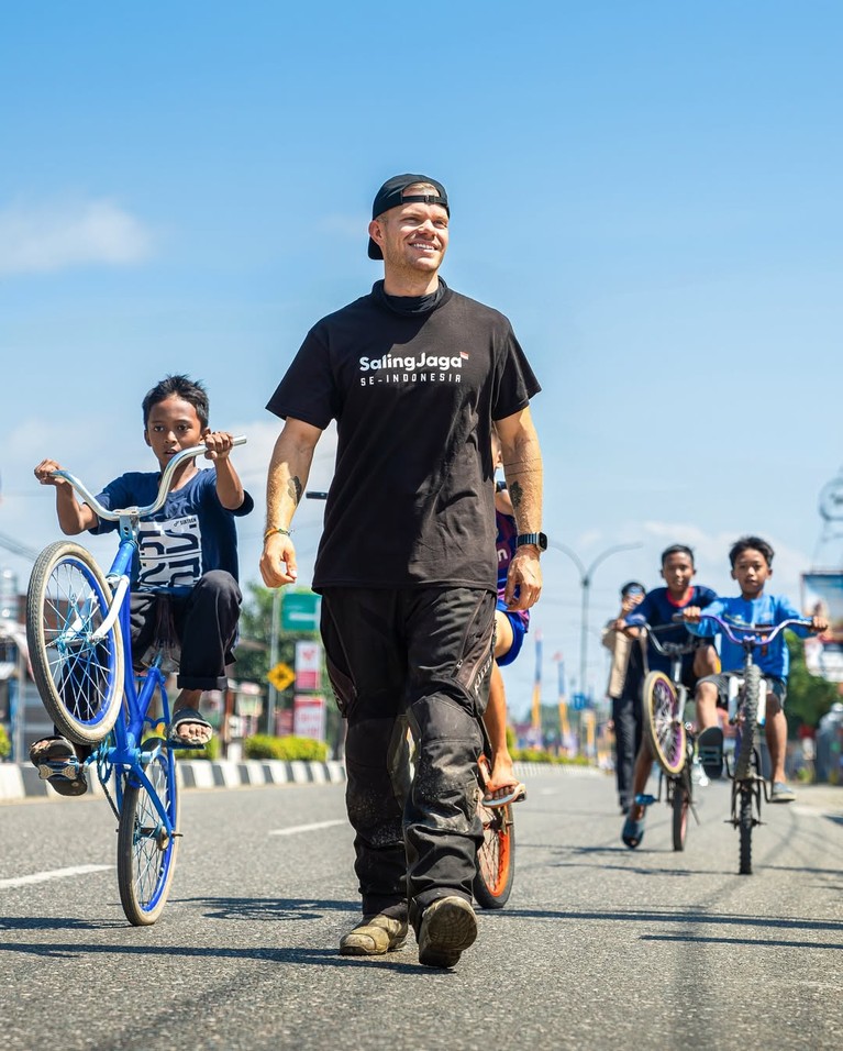 Kristian Hansen youtuber dan vlogger asal Denmark pacar Manohara yang senang bertualang di Indonesia&period;