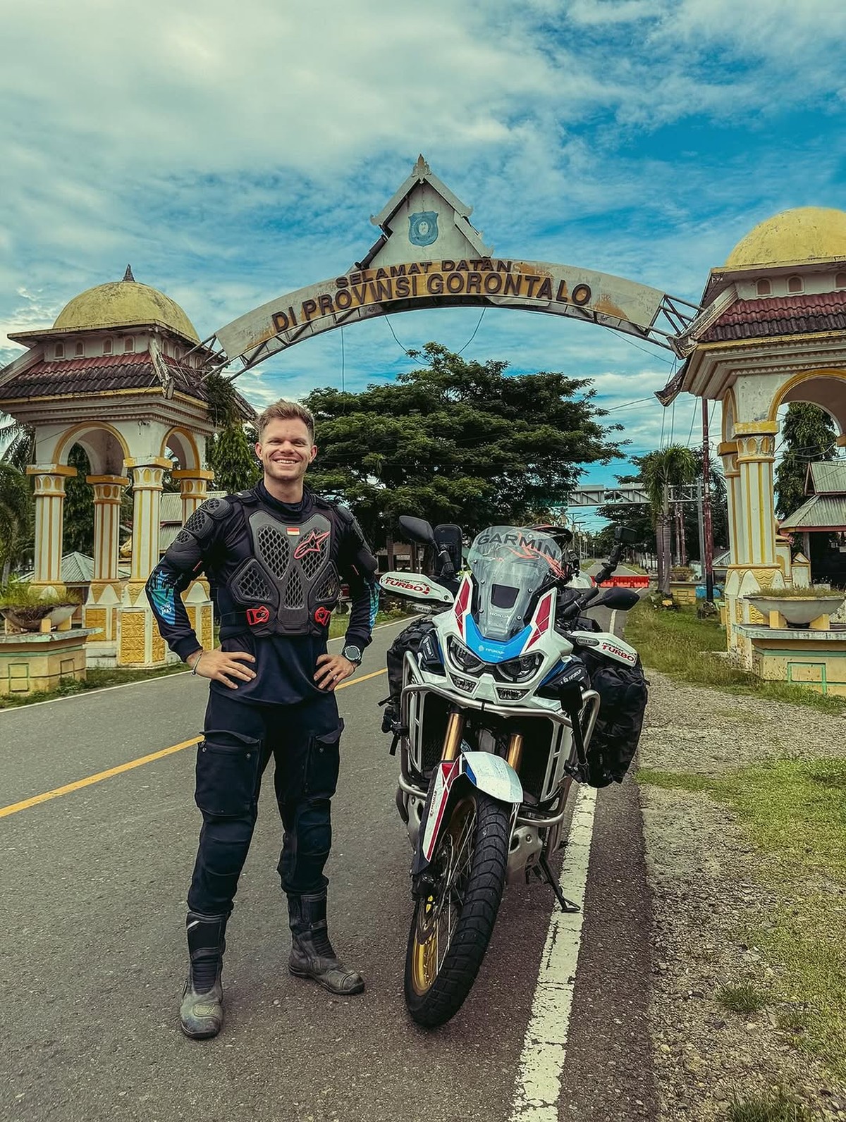 Kristian Hansen pacar Manohara yang suka bertualang di Indonesia&period;