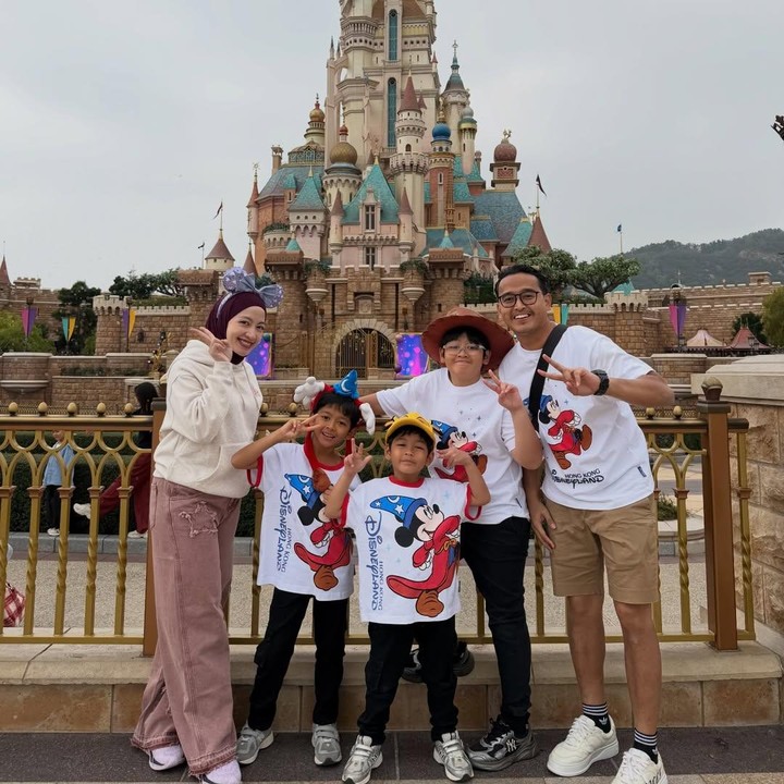 <p>Bunda masih ingat dengan penyanyi cilik Maissy? Lama tak terdengar, Maissy ternyata sudah menikah dan memiliki tiga anak. Tak hanya itu, ia juga memutuskan untuk tidak melanjutkan karier di dunia hiburan dan kini menekuni profesi sebagai dokter. (Foto: Instagram @pramaisshelarinda.md)</p>