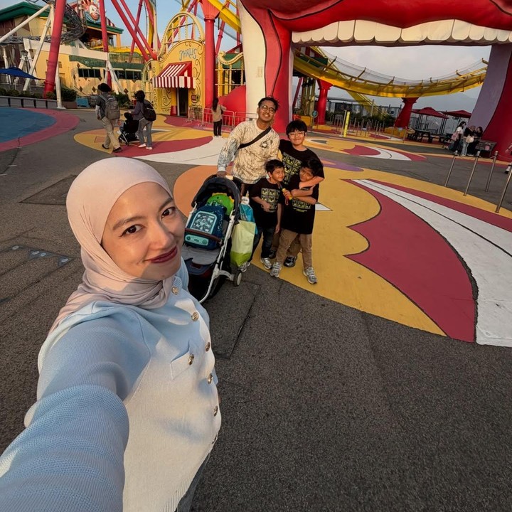 <p>Melalui unggahan ini, Maissy mengungkap rasa syukurnya karena bisa dikelilingi orang terkasih di tengah kesibukan. Ia juga mengucapkan terima kasih kepada anak-anaknya yang selama ini sudah mau memahami ibundanya. "Sebelum kehidupan berubah halaman ke bab yang lebih sulit, Aku bersyukur untuk momen ini, dikelilingi oleh keluarga di tengah-tengah jadwal yang nyaris tidak memungkinkan ruang untuk bernapas. Bersyukur atas momen langka kebersamaan dengan keluarga, di antara jadwal yang tidak mungkin dan hari yang panjang. Dan untuk anak-anaku... terima kasih telah mengerti bahwa ibumu sedang belajar, bertumbuh, dan terkadang menjauh. Kesabaran kalian adalah kekuatan untukku," tulisnya. (Foto: Instagram @pramaisshelarinda.md)</p>