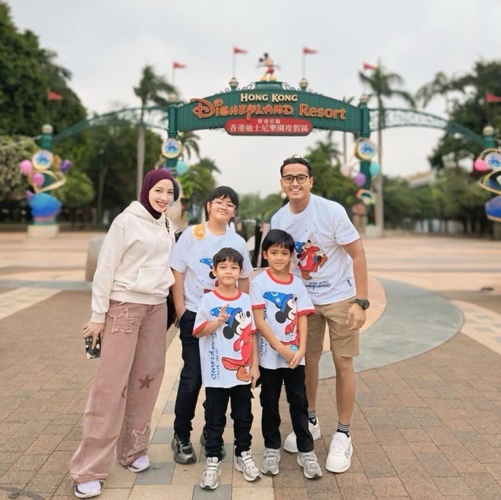 <p>Dalam postingan ini, Maissy memamerkan momen <em>quality time</em> bersama suami dan ketiga anaknya saat jalan-jalan ke tempat wisata, salah satunya ke Disneyland Hong Kong. Perempuan 35 tahun ini terlihat menikmati waktu kebersamaan dengan keluarganya di sela kesibukan bekerja. (Foto: Instagram @pramaisshelarinda.md)</p>