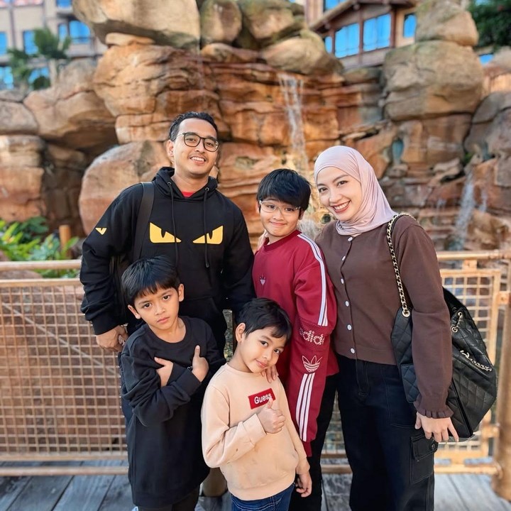 <p>Maissy resmi menikah dengan Riky Febriansyah pada 31 Januari 2014 atau setahun setelah lulus dari Fakultas Kedokteran Universitas Indonesia. Dari pernikahan ini, Maissy dikarunai tiga anak laki-laki. Perlu diketahui, Riky merupakan teman kuliah Maissy yang kini sama-sama menekuni profesi dokter. (Foto: Instagram @pramaisshelarinda.md)</p>