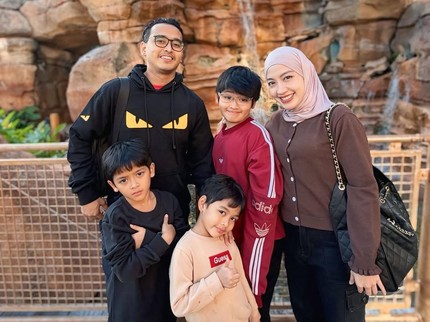 Potret Mantan Penyanyi Cilik Maissy yang Kini Berprofesi Dokter Bersama Suami & Anak