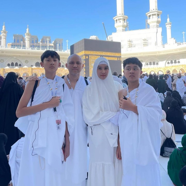 <p>Macella Zalianty bersama sang suami, Ananda Mikola, dan kedua putranya juga menunaikan umrah di tahun baru. Dalam unggahan di Instagram, ia pun menuliskan sedikit cerita tentang perjalanan ibadahnya.&nbsp;(Foto: Instagram @marcella.zalianty)</p>