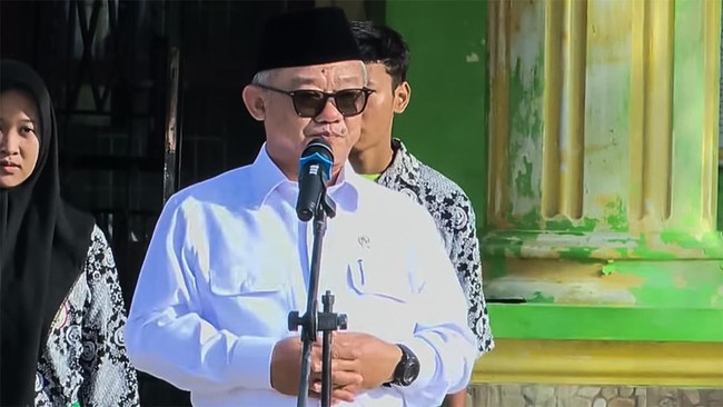 Mendikdasmen Abdul Mu'ti menjadi pembina upacara di SMAN 4 Kejuruan Muda, Aceh Tamiang. Ia mendorong siswa tetap optimis meski dalam keterbatasan pascabencana.