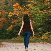 Mengenal Color Walk, Tren Jalan Kaki yang Bermanfaat Bagi Kesehatan Fisik dan Mental