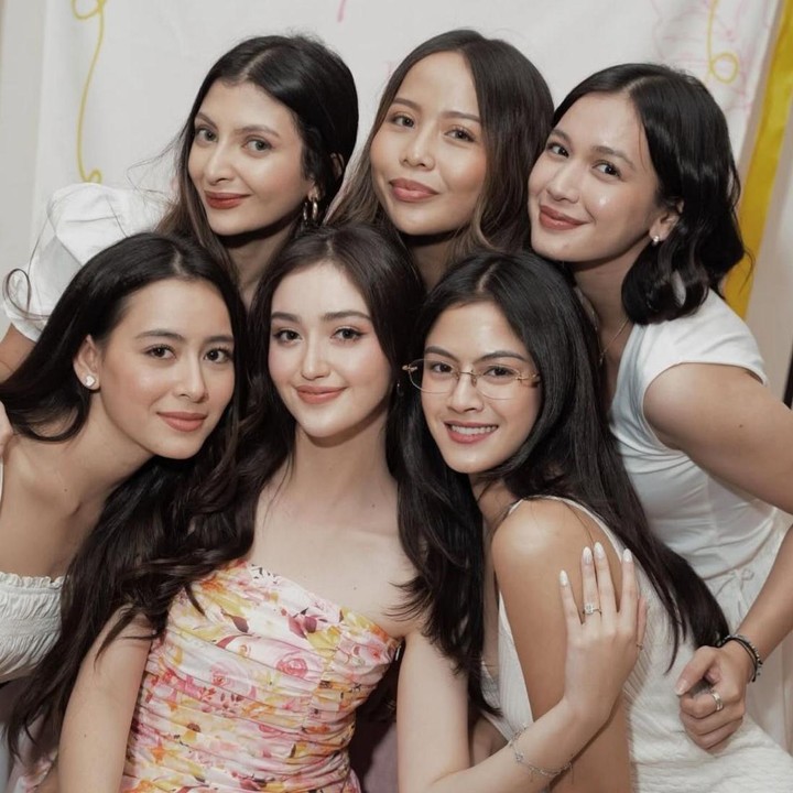<p>Melalui unggahannya di media sosial, Ranty Maria membagikan momen saat ia secara resmi mengundang para sahabatnya untuk menjadi pendamping pengantin atau <em>bridesmaid</em> di hari pernikahannya nanti, Bunda. "Aku mengadakan acara lamaran untuk para pengiring pengantin impianku dan mereka bilang YA! Aku sayang kalian, gadis-gadisku!" tulis Ranty Maria lewat&nbsp;Instagramnya. (Foto: Instagram @rantymaria)</p>
