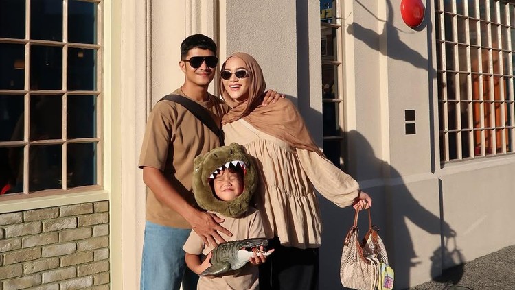 Erica Putri membagikan video gander reveal calon anak keduanya bersama suami dan putra sulungnya&period; Penasaran seperti apa&quest; Simak yuk Bunda ulasan berikut&period;