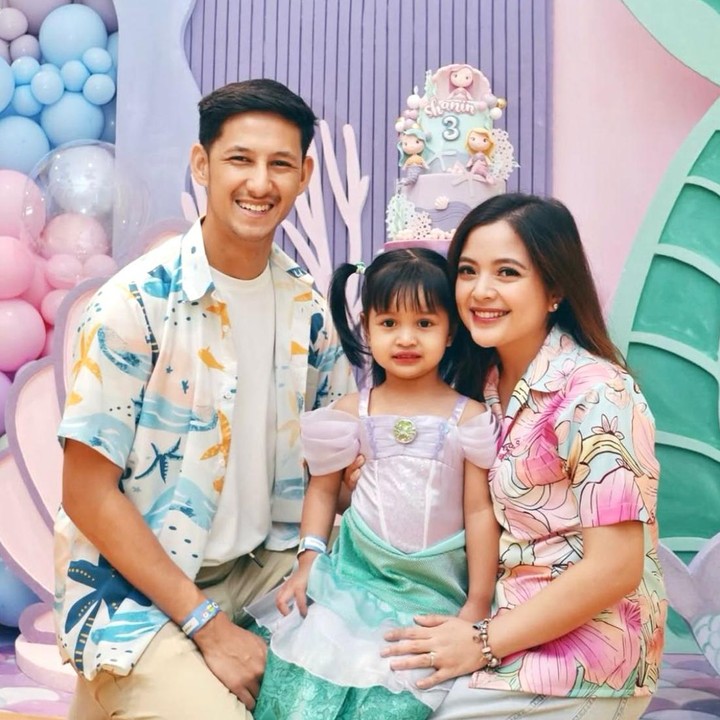 <p>Si Kecil yang akrab disapa Shanin ini lahir pada 1 Januari 2023. Tasya pun sengaja menggelar perayaan ulang tahun yang meriah dengan tema mermaid serta karakter dalam film <em>Pororo</em>. "Perayaan ulang tahun Shafanina yang ke-3. Terima kasih semuanya telah datang, atas ucapan selamat, hadiah, dan semua kesenangan yang kita bagi bersama," tulis Tasya, menilik dari akun Instagram<em> @tasyakamila.</em> (Foto: Instagram @tasyakamila)</p>