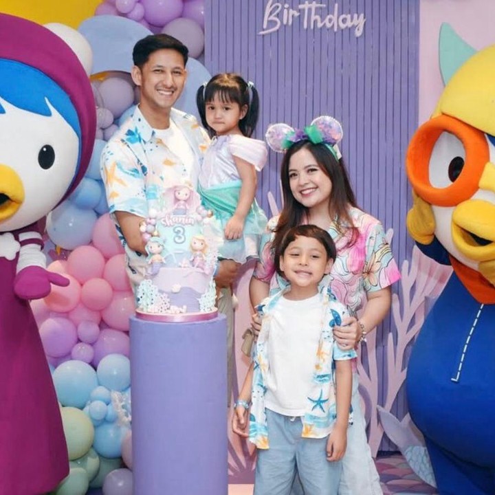 <p>Kebahagiaan tengah datang menghampiri keluarga kecil Tasya Kamila. Anak keduanya, Shafanina Bachtiar, baru saja merayakan ulang tahunnya yang ketiga. Momen spesial ini pun dibagikan langsung oleh Tasya melalui unggahan di Instagram pribadinya. (Foto: Instagram @tasyakamila)</p>