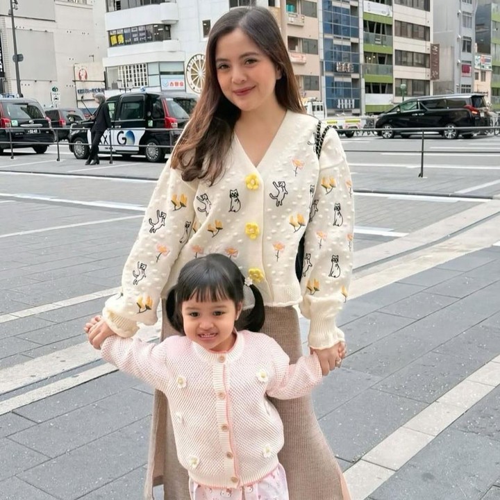 <p>Tak hanya tampil percaya diri di depan kamera, putri Tasya Kamila ini juga sempat mencuri perhatian lantaran gemar minum jamu di usianya yang masih balita, Bunda. Menurut Tasya, kebiasaan tersebut berawal dari dirinya yang sangat menyukai jamu kunyit asam saat hamil Shanin. "Pas hamil anak kedua si Shanin ini, aku tuh suka banget minum jamu kunyit asem. Sampai pas umur tujuh bulan lagi minum kunyit asam, aku baca di <em>sachet</em>-nya, tidak disarankan untuk Ibu hamil. Baru panik dikit, eh ternyata enggak boleh," tuturnya, dikutip kanal YouTube<em> @TRANSTVOfficial</em>. (Foto: Instagram @tasyakamila)</p>