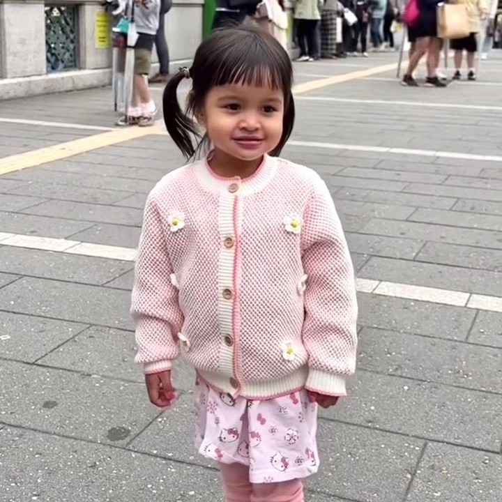 <p>Selain itu, Bunda dua anak ini juga bercerita bahwa kegemarannya mengonsumsi jamu saat hamil diduga ikut memengaruhi kesukaan Shanin hingga sekarang. Ia menyebut, sang anak kerap tertarik saat melihatnya minum jamu dan bahkan mengira minuman tersebut sebagai jus. "Tapi karena sudah suka dan ada penelitiannya juga kalau apa yang kita favoritkan saat hamil, itu tuh bisa jadi nanti anaknya juga suka makanannya. Mungkin karena waktu hamil aku suka minum kunyit asem dan jamu, jadi anak aku ya itu. Pas aku lagi minum jamu, terus dia bilang 'mau, mau jus'. Dikira jus. Dicobain kayak biasa, doyan," tutur Tasya. (Foto: Instagram @tasyakamila)</p>