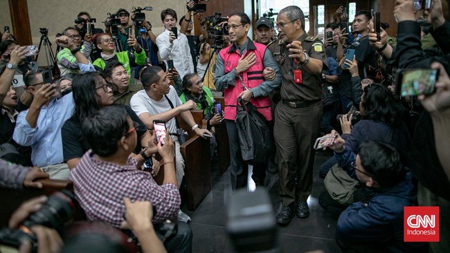 Kejaksaan Agung menjelaskan kehadiran anggota TNI dalam sidang Nadiem Makarim untuk pengamanan. Hakim menegur TNI agar tidak mengganggu jalannya persidangan.