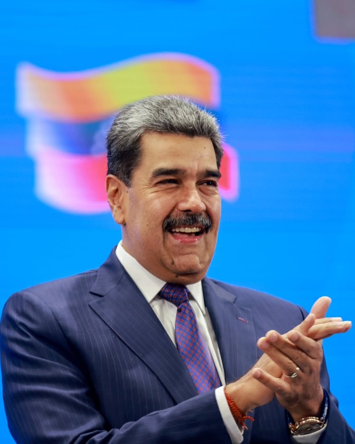 Nicolás Maduro merupakan mantan sopir bus yang memasuki politik sayap kiri. Ia sempat menjadi wakil presiden Venezuela sebelum menggantikan Presiden Hugo Cháves yang meninggal tahun 2013.