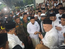 Tongkat dan Tasbih Simbol Restu Pendirian NU Diterima Gus Kikin di Jombang