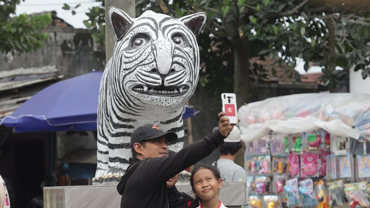 Patung Macan Mirip Zebra di Kediri, Diejek tapi Bawa Rezeki buat Warga
