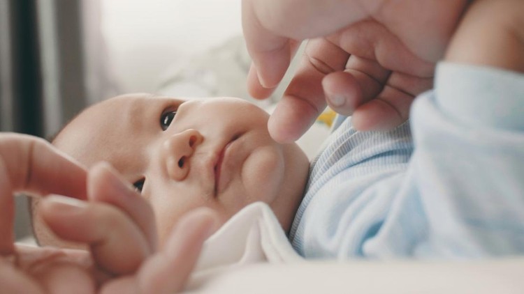 Pipi Bayi Terkena ASI, Ini 7 Cara Menghilangkannya secara Alami