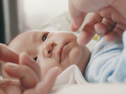 Pipi Bayi Terkena ASI, Ini 7 Cara Menghilangkannya secara Alami