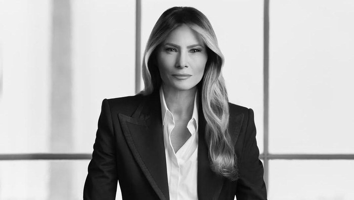 Cara berpakaian power dressing sering kali digunakan saat perempuan memasuki ranah politik, termasuk sebagai Ibu Negara. Power dressing dianggap memberikan kesan powerful dan menambah kepercayaan diri.