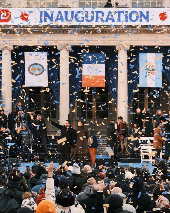 Power dressing yang bertujuan untuk menambah kepercayaan diri juga harus mengacu pada autentisitas jati diri. Power dressing adalah cara untuk mengekspresikan diri melalui gaya, termasuk menunjukkan prinsip dan nilai yang dimiliki.