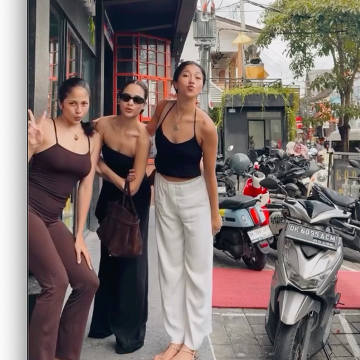 <p>Tak hanya Sitha, Putri juga sempat mengunggah video kebersamaan dengan kedua adiknya. Di video ini, ketiganya bergaya di depan kamera secara bergantian. Putri, Ambar, dan Sitha terlihat sangat menikmati momen spesial ini, Bunda. "<em>Love</em>," tulis Putri singkat dalam <em>postingan</em> ini.&nbsp;(Foto: Instagram @putmardisini)</p>