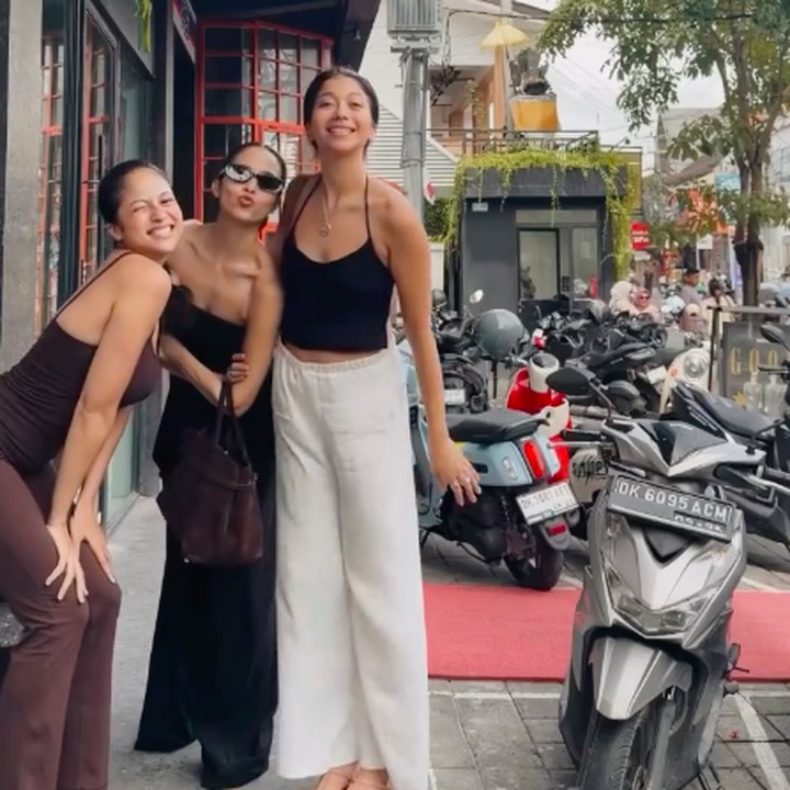 <p>Artis Putri Marino memiliki dua adik perempuan yang tak kalah cantik, yakni Ambar Marino dan Sitha Marino. Ketiganya dikenal sebagai kakak adik yang kompak, Bunda. Dalam berbagai kesempatan Putri dan dua adik perempuannya sering menghabiskan waktu bersama. (Foto: Instagram @putmardisini)</p>