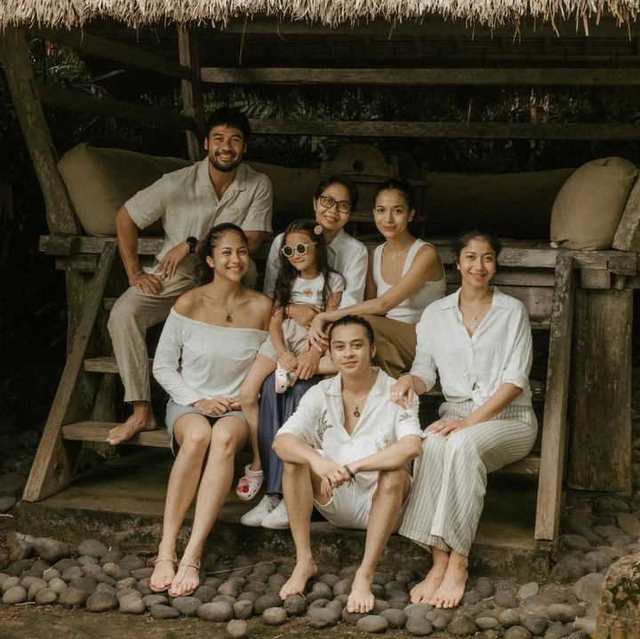 <p>Di momen libur pergantian tahun belum lama ini, Putri bersama ibunda dan kedua adiknya memutuskan untuk liburan ke Bali. Dalam momen ini, Putri mengajak serta sang suami Chicco Jerikho dan anak semata wayangnya Surinala. Dalam liburan keluarga ini, Bastian Stell yang merupakan kekasih Sitha, juga terlihat hadir. (Foto: Instagram @bastiansteel)</p>