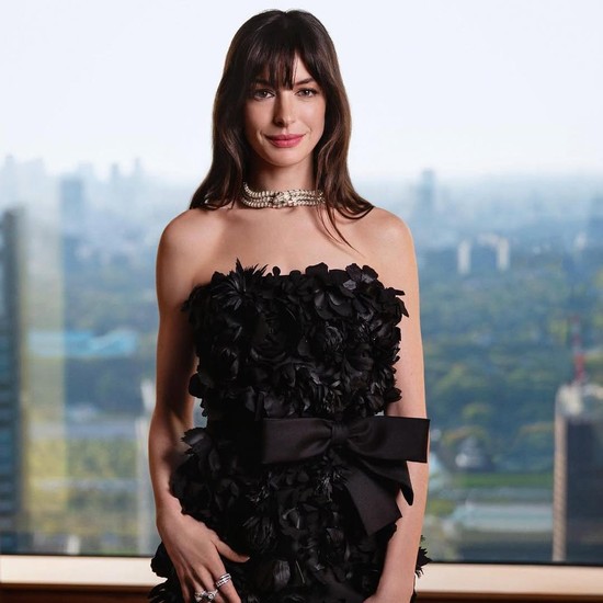 Momen Manis Anne Hathaway Terharu Dapat Kado Bertema The Odyssey untuk Calon Bayinya