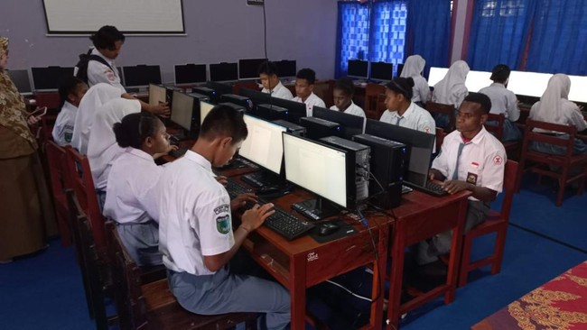 Eka Tjipta Foundation dukung digitalisasi pendidikan vokasi di Magelang dan Merauke dengan menyalurkan laptop dan PC, meningkatkan kualitas pembelajaran siswa.