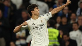 Hattrick Gonzalo Garcia Bikin Mbappe Standing Ovation