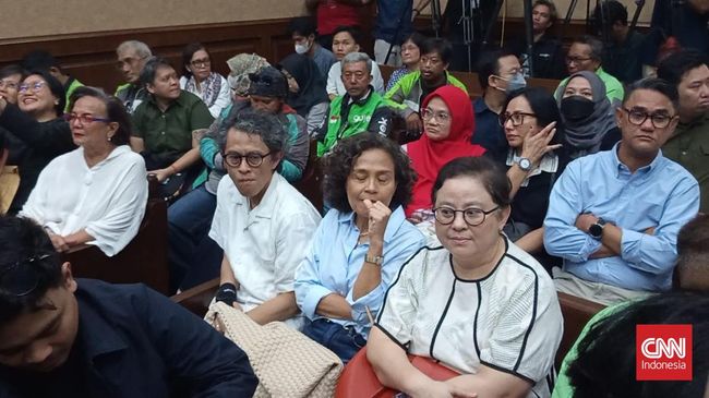 Jajang C Noer, Christine Hakim, Riri Riza dan Mira Lesmana hadir dalam sidang dakwaan Nadiem Makarim.