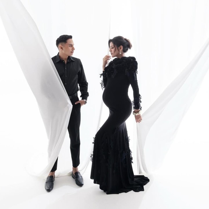 <p>Di foto lainnya, Susan dan suami terlihat serasi mengenakan pakaian bernuansa serba hitam. Sarah tampil anggun memakai semi <em>tight long dress</em> yang menonjolkan <em>baby bump</em> kehamilannya. Sementara itu, sang suami Khalid terlihat gagah mengenakan kemeja dan celana hitam. (Foto: Instagram @susansameeh)</p>