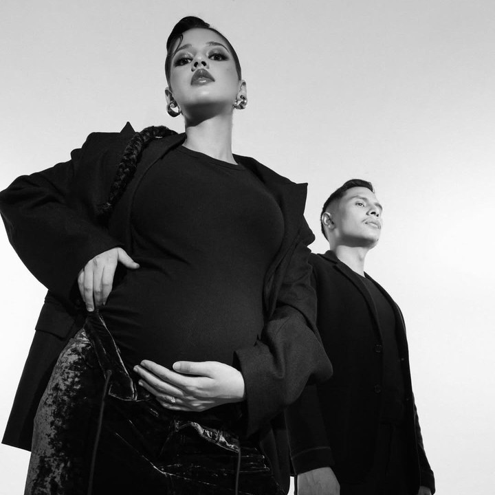 <p>Artis Susan Sameh sebentar lagi melahirkan anak pertamanya, Bunda. Jelang hari bahagia, Susan membagikan potret mesranya bersama sang suami saat mengabadikan momen kehamilan dalam <em>maternity shoot</em>. (Foto: Instagram @susansameeh)</p>