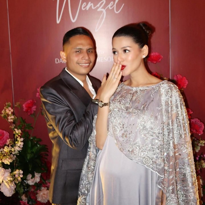 <p>Sejak kembali ke Indonesia, Susan mulai fokus menyiapkan segala perlengkapan untuk melahirkan dan bayi di dalam kandungannya. Di sela waktu tersebut, Susan masih terlihat aktif menghadiri acara <em>fashion and beauty</em>. Tak hanya itu, ia juga kerap menghabiskan waktu bersama dengan suami dan sahabat dekat. (Foto: Instagram @susansameeh)</p>