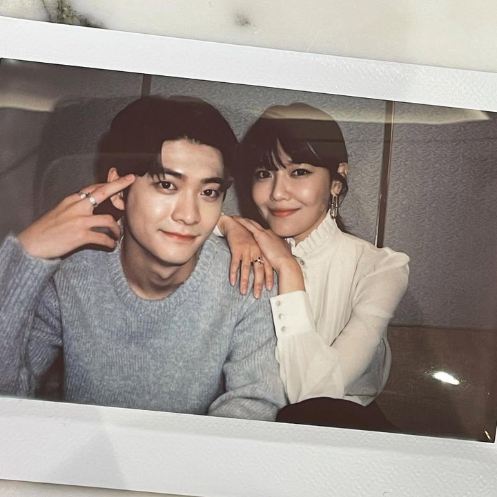 <p>Tayang di akhir tahun 2020, Sooyoung dan aktor tampan Kang Tae Oh pernah membintangi drama Korea berjudul <em>Run On</em>. Berperan sebagai CEO dan mahasiswa seni, <em>chemistry</em> keduanya berhasil mencuri perhatian penonton. (Foto: Instagram @sooyoungchoi)</p>