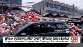 VIDEO: Separuh Jalan Dewi Sartika Ciputat Tertimbun Gunung Sampah