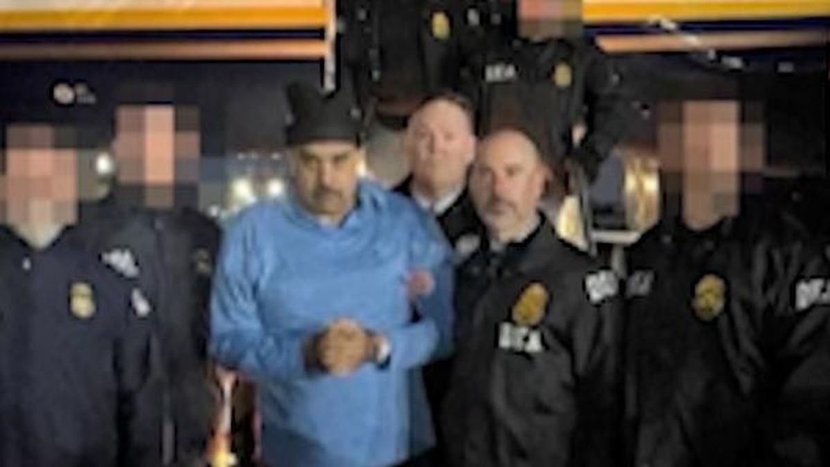 Penampakan Maduro Dan Istri Diborgol Saat Ditangkap Aparat As