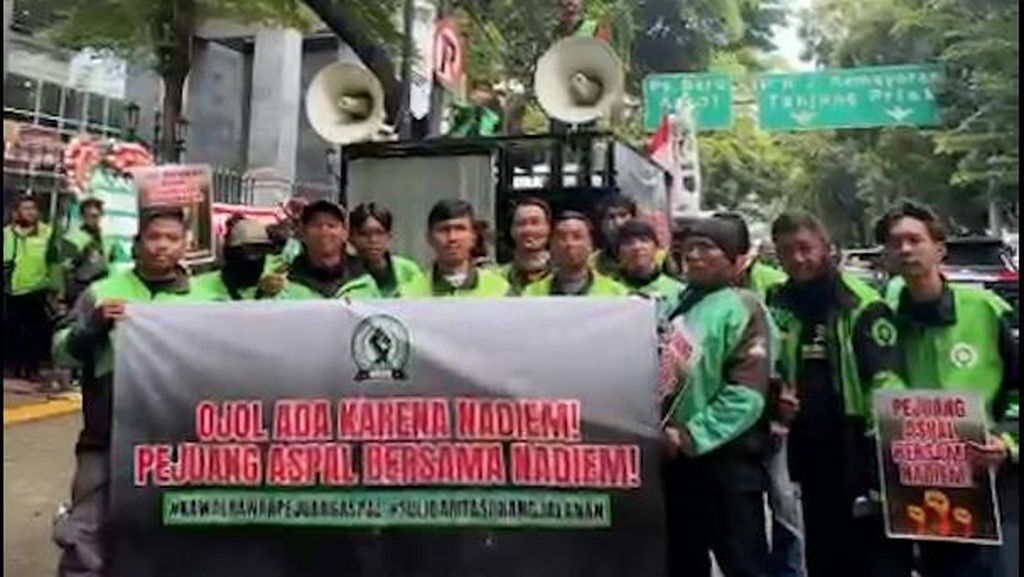 Ojol Gelar Aksi Dukungan ke Nadiem Makarim di PN Jakpus