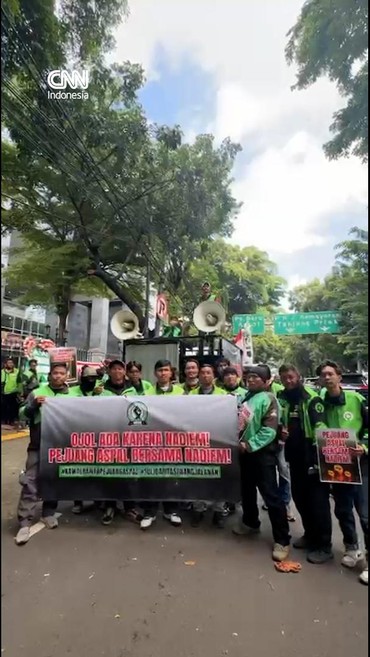 Ojol Gelar Aksi Dukungan ke Nadiem Makarim di PN Jakpus